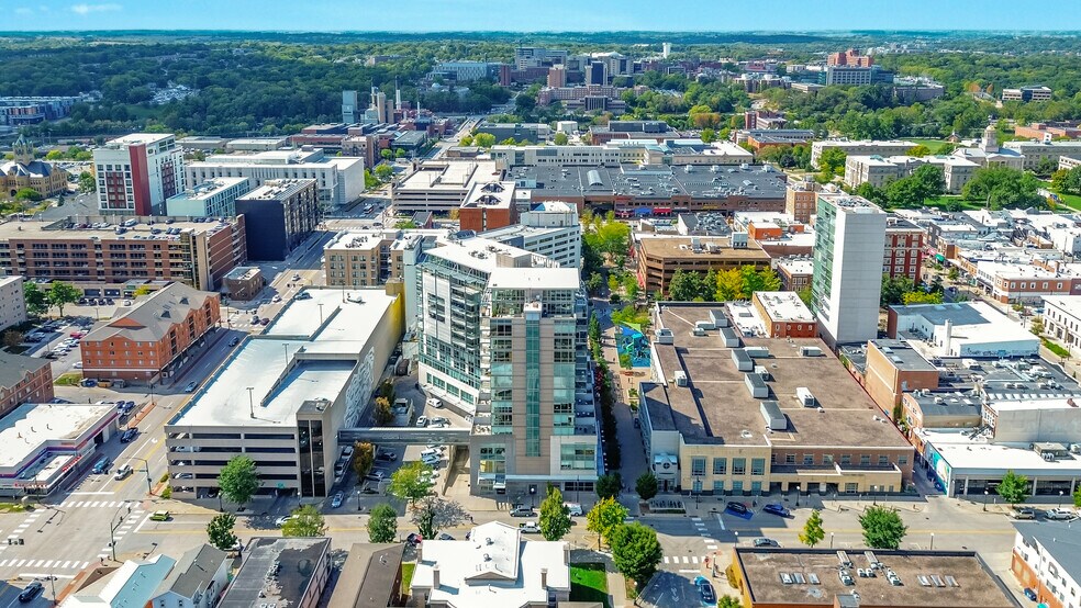 221 E College St, Iowa City, IA à vendre - Photo de l’immeuble – Image 2 sur 7