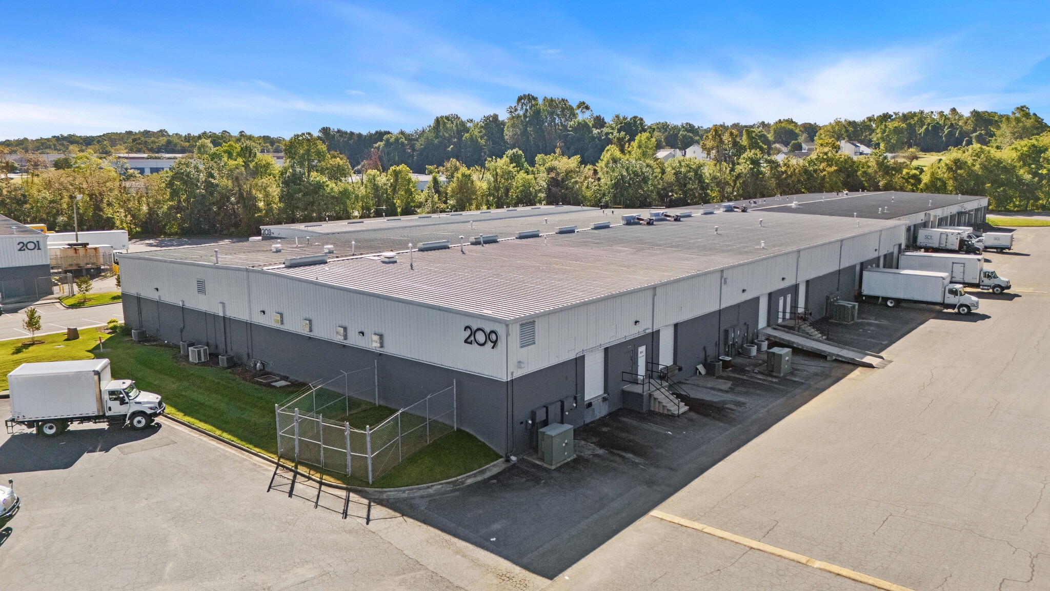 101 Creek Ridge Rd, Greensboro, NC à louer Photo de l’immeuble– Image 1 sur 9