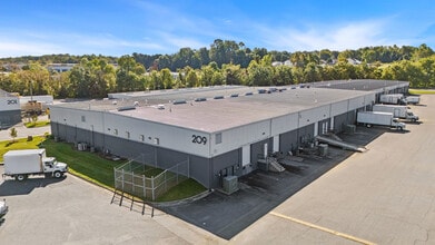 101 Creek Ridge Rd, Greensboro, NC à louer Photo de l’immeuble– Image 1 sur 9