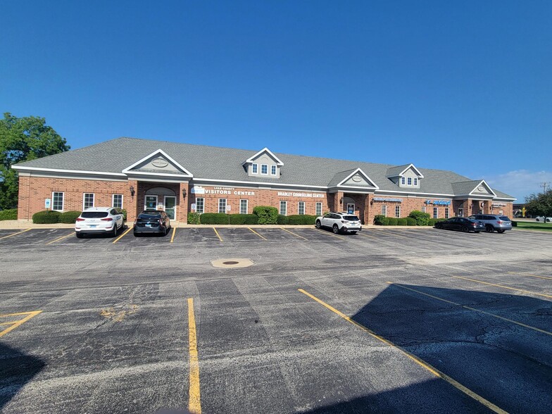 5465 Grand Ave, Gurnee, IL à louer - Photo de l’immeuble – Image 1 sur 3