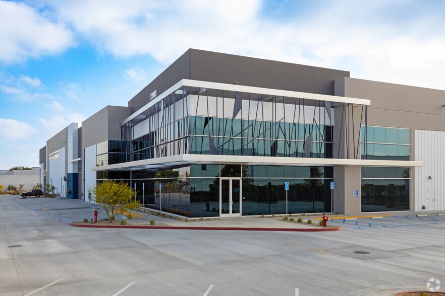 13900 Carmenita Rd, Santa Fe Springs, CA à louer - Photo de l’immeuble – Image 2 sur 2