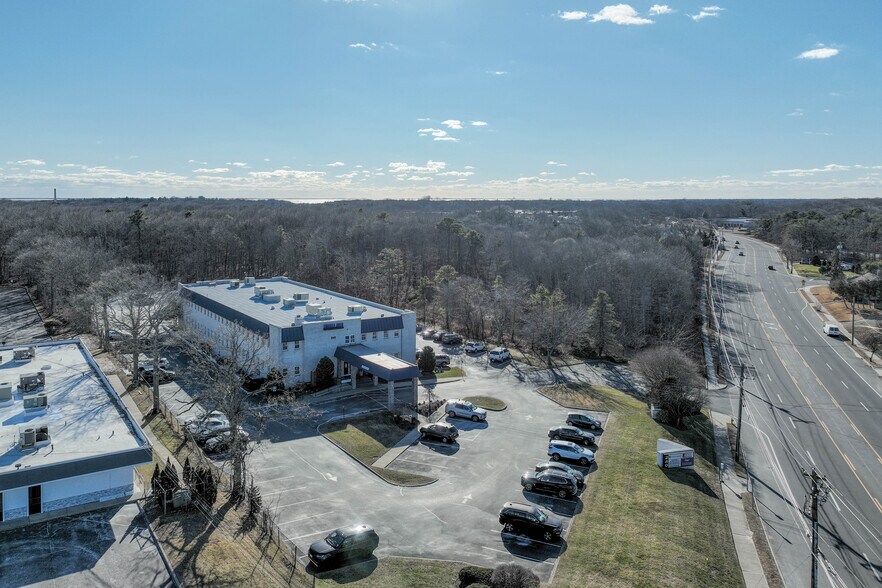 240 Patchogue Yaphank Rd, East Patchogue, NY à louer - Vidéo aérienne – Image 2 sur 12