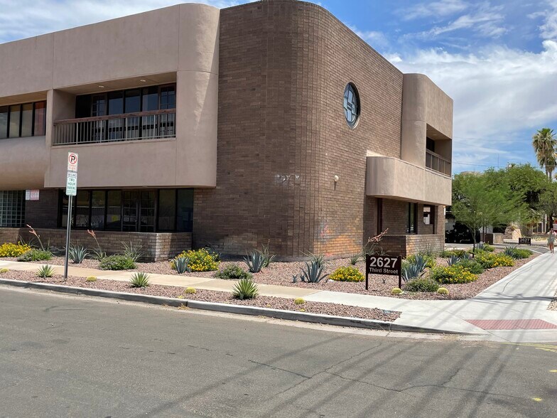 2627 N 3rd St, Phoenix, AZ à louer - Photo de l’immeuble – Image 1 sur 9