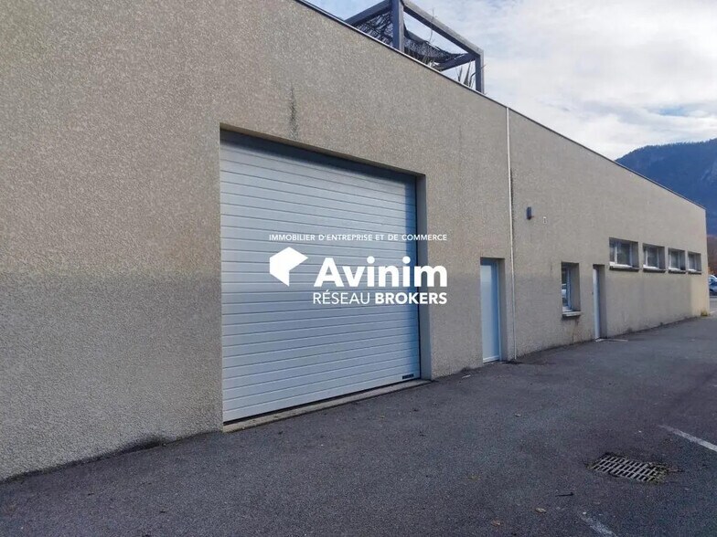 Local d’activités dans Cluses à louer - Photo de l’immeuble – Image 1 sur 3