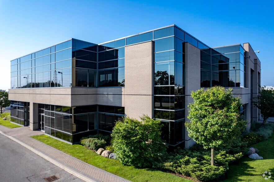 2295 Bristol Cir, Oakville, ON à louer - Photo de l’immeuble – Image 1 sur 10