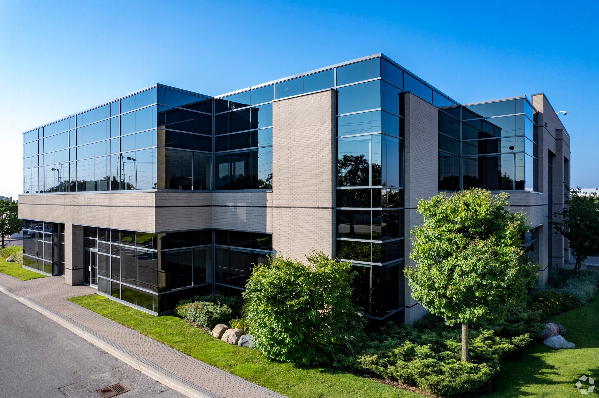 2295 Bristol Cir, Oakville, ON à louer Photo de l’immeuble– Image 1 sur 11
