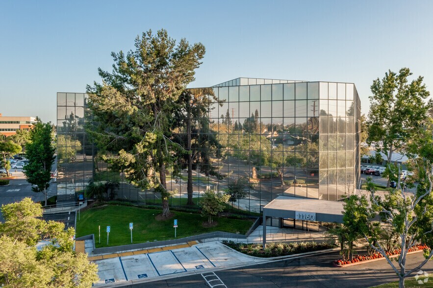 11160 Warner Ave, Fountain Valley, CA à louer - Photo de l’immeuble – Image 1 sur 4