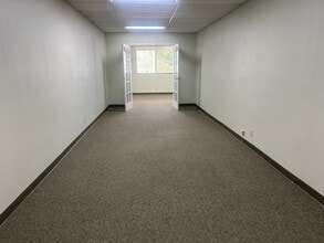 21220 Devonshire St, Chatsworth, CA à louer Photo intérieure– Image 2 sur 5