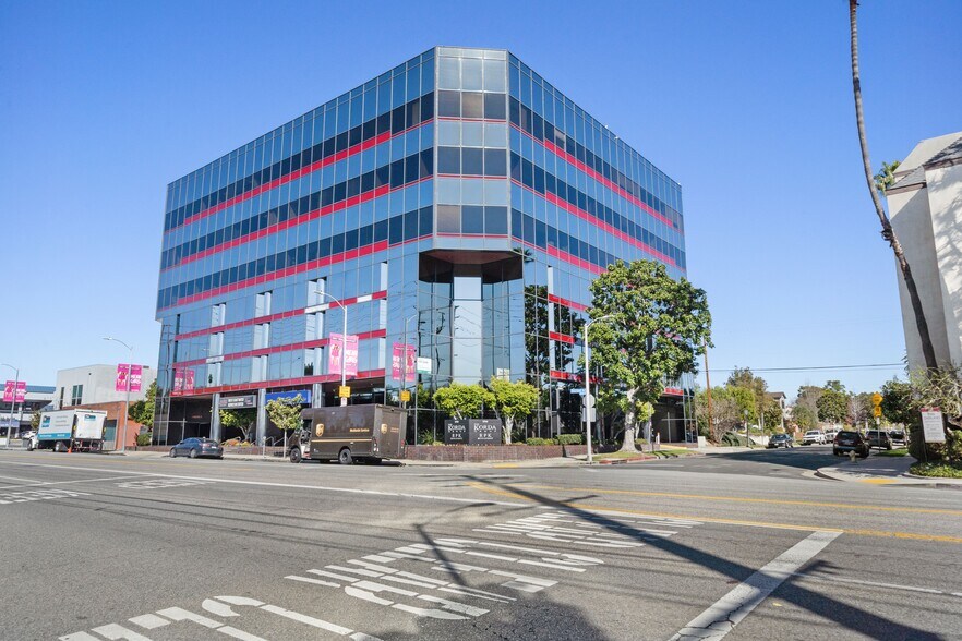 2566 Overland Ave, Los Angeles, CA à louer - Photo de l’immeuble – Image 2 sur 54