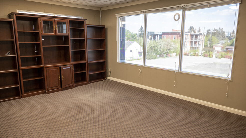 1901 Centre St NW, Calgary, AB à vendre - Photo intérieure – Image 1 sur 12