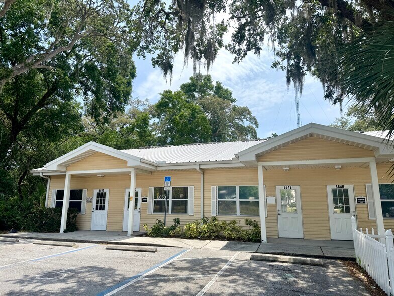 6616-6652 Rowan Rd, New Port Richey, FL à louer - Photo de l’immeuble – Image 2 sur 20