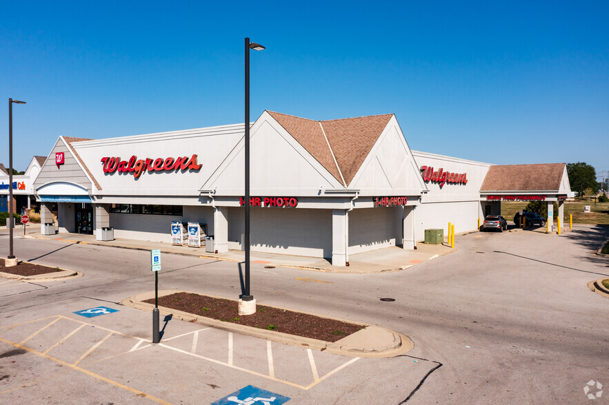 405 N Eola Rd, Aurora, IL à louer - Photo de l’immeuble – Image 2 sur 14