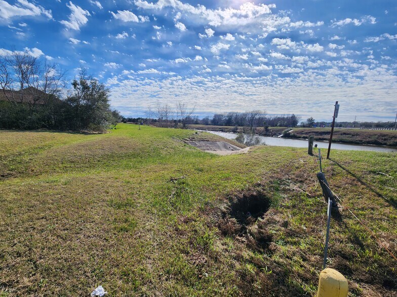 9015 Schiro Rd, Hitchcock, TX à vendre - Photo de l’immeuble – Image 2 sur 12