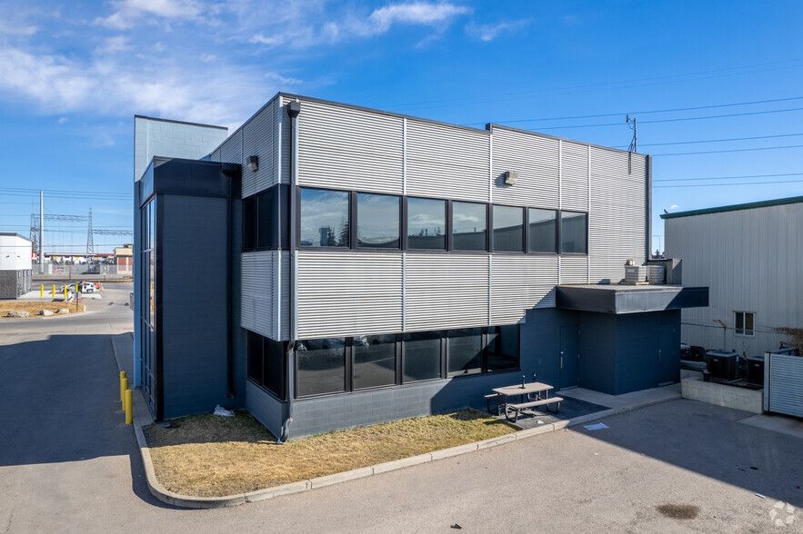2417 51st Ave SE, Calgary, AB à louer - Photo de l’immeuble – Image 3 sur 5