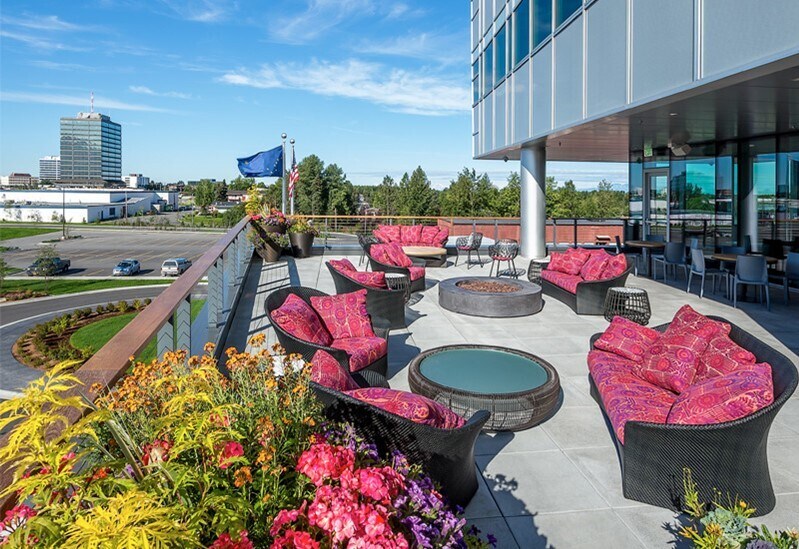 725 E Fireweed Ln, Anchorage, AK à louer - Photo de l’immeuble – Image 3 sur 15