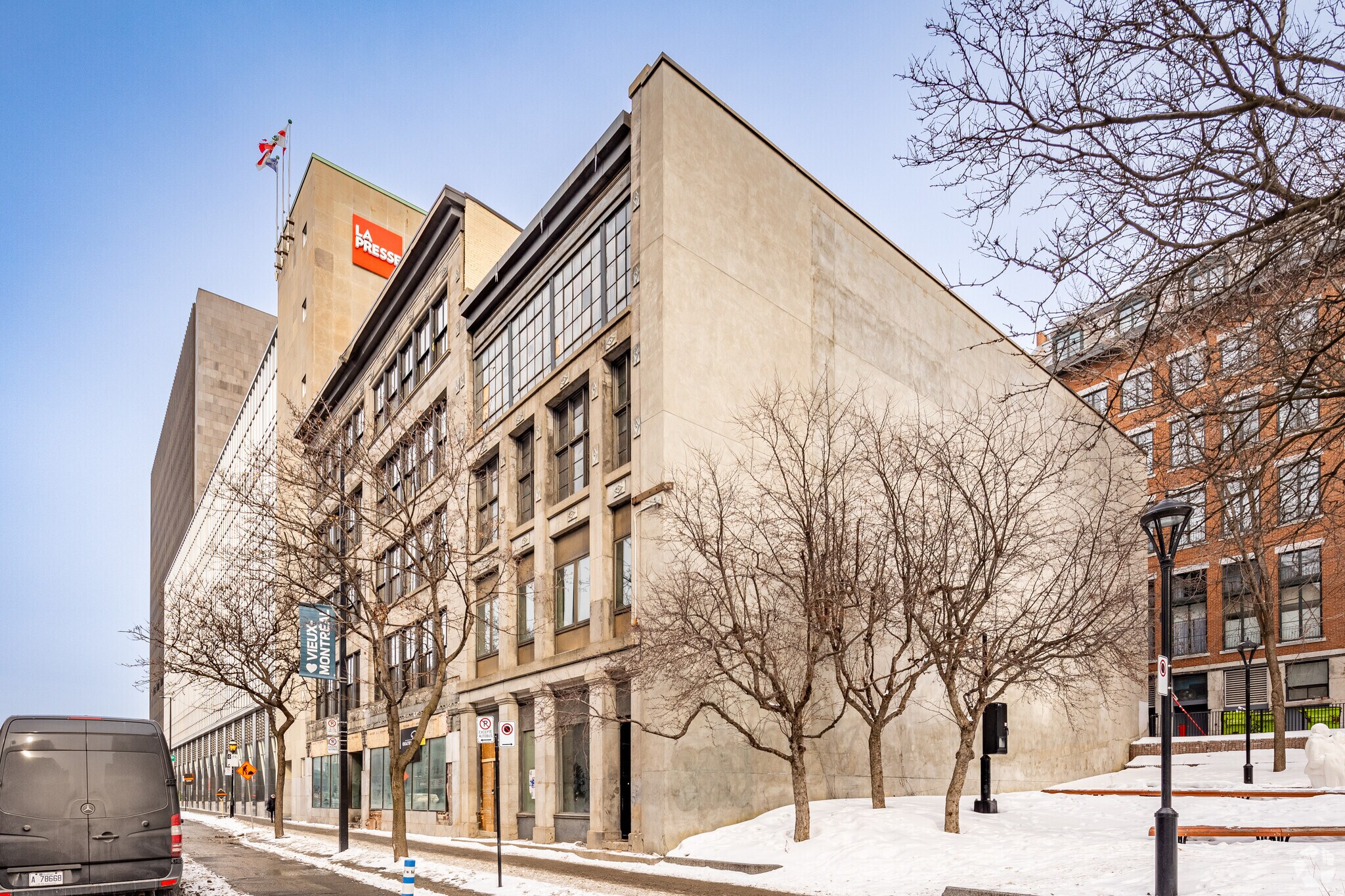 54B Rue Saint-Antoine O, Montréal, QC à louer Photo principale– Image 1 sur 5