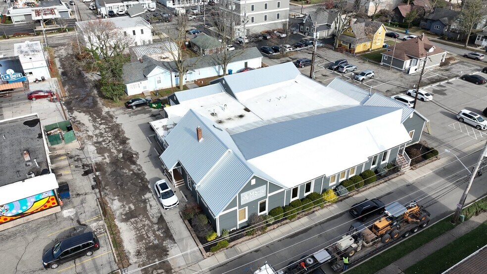 710 E 64th St, Indianapolis, IN à louer - Photo principale – Image 1 sur 44