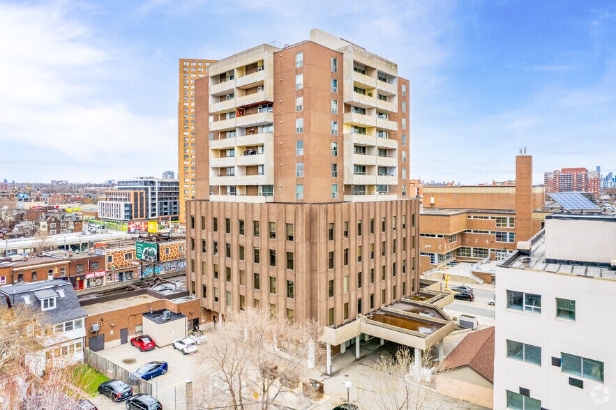 2329-2333 Dundas St W, Toronto, ON à louer - Photo de l’immeuble – Image 3 sur 4