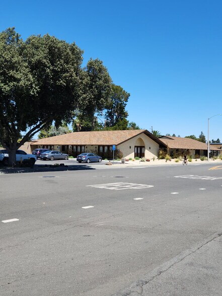 525 W Remington Dr, Sunnyvale, CA à louer - Photo de l’immeuble – Image 3 sur 7