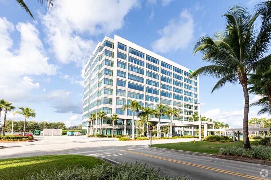 800 Waterford Way, Miami, FL à louer - Photo principale – Image 1 sur 11