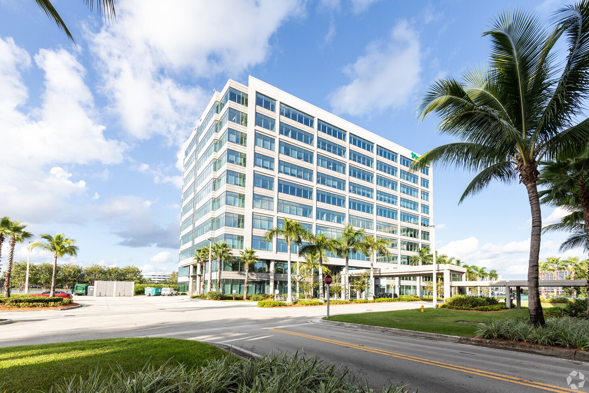 800 Waterford Way, Miami, FL à louer Photo principale– Image 1 sur 12