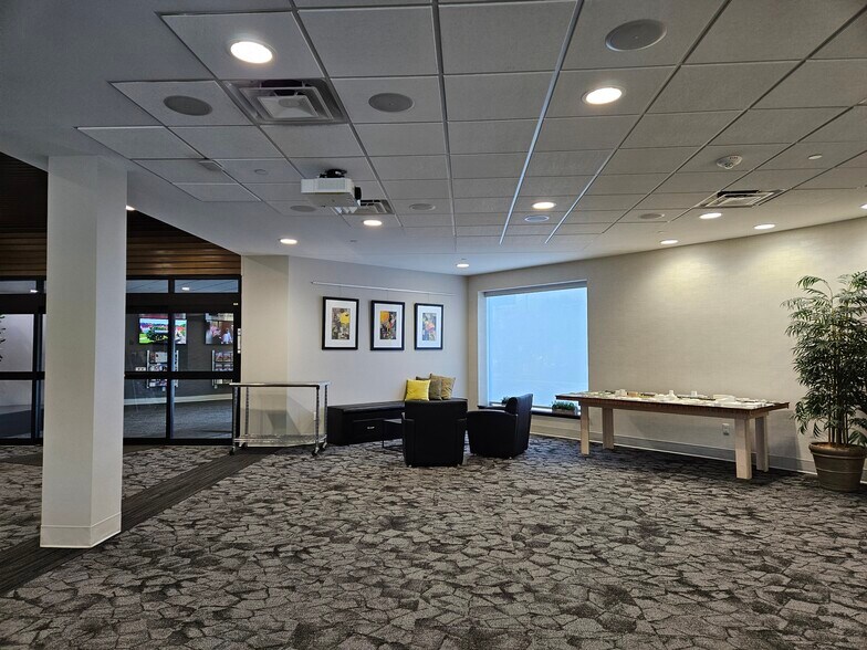 515 N Washington Ave, Saginaw, MI à louer - Photo de l’immeuble – Image 2 sur 10