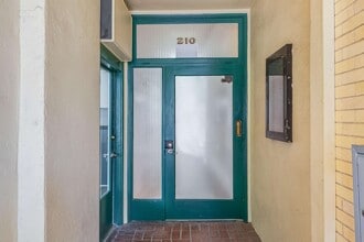 210 Washington Ave, Richmond, CA à louer Hall d’entrée– Image 2 sur 29