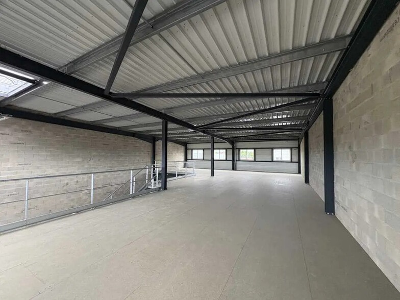 Local d’activités dans Sacy-le-Grand à louer - Photo de l’immeuble – Image 3 sur 4