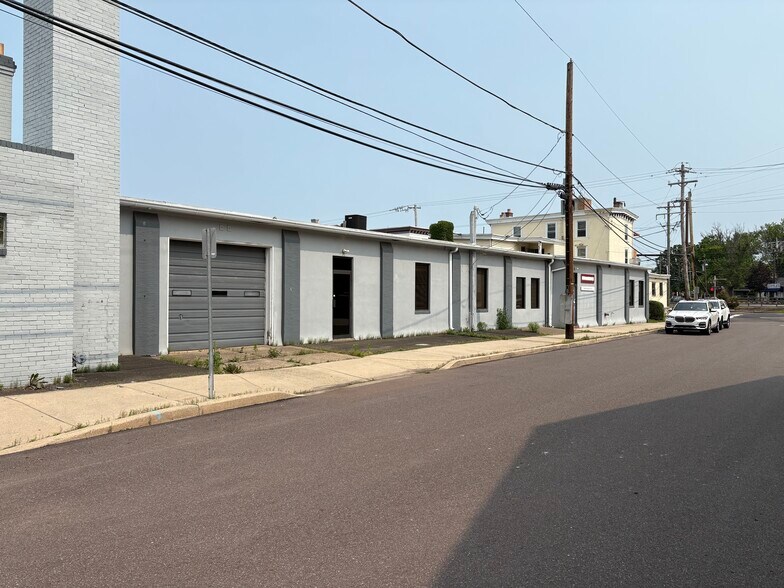 108 W Montgomery Ave, North Wales, PA à louer - Photo de l’immeuble – Image 1 sur 14