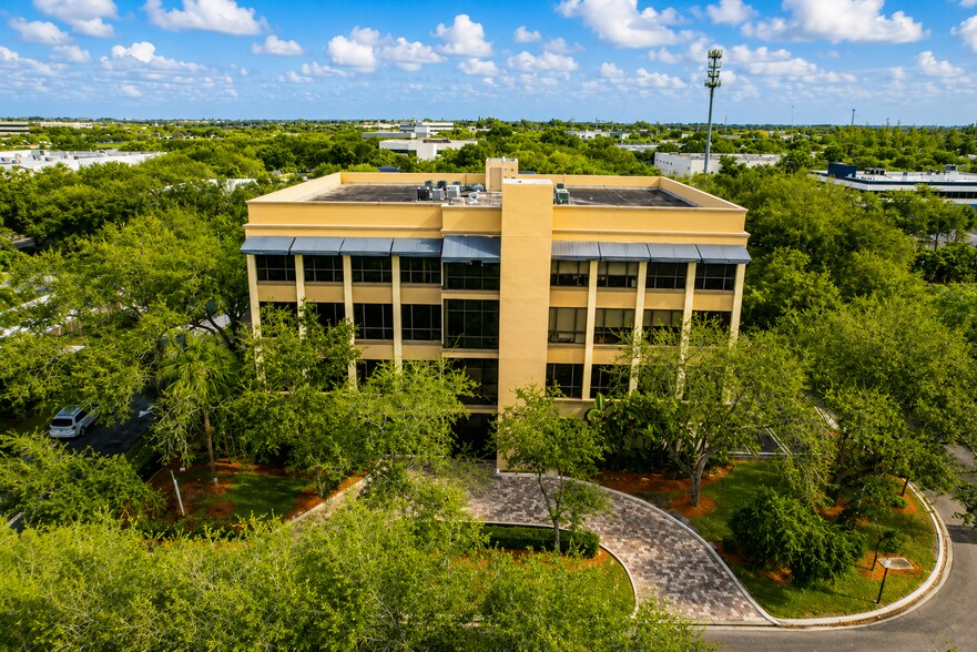 14125 NW 80th Ave, Miami Lakes, FL à vendre - Photo de l’immeuble – Image 2 sur 59