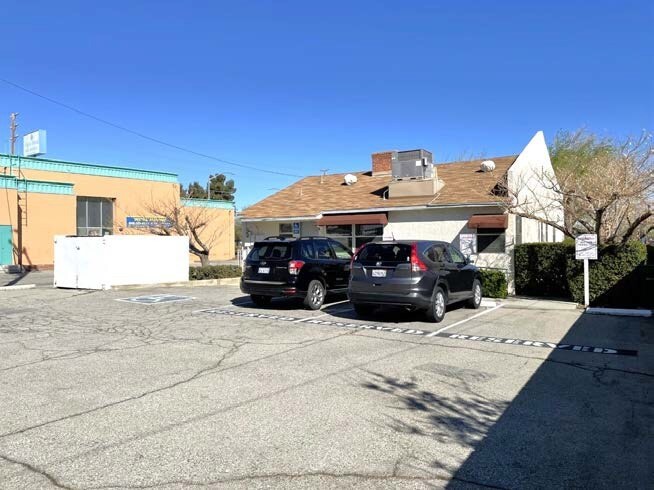 930 W Newgrove St, Lancaster, CA à louer - Photo de l’immeuble – Image 2 sur 6