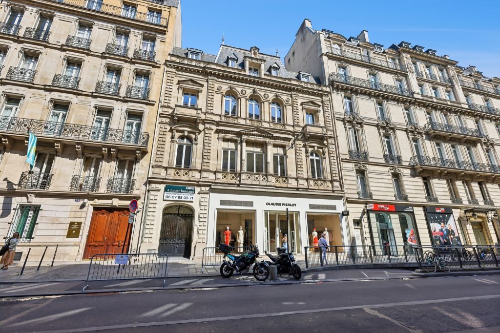 61 Rue Pierre Charron, Paris à louer Photo de l’immeuble– Image 1 sur 10