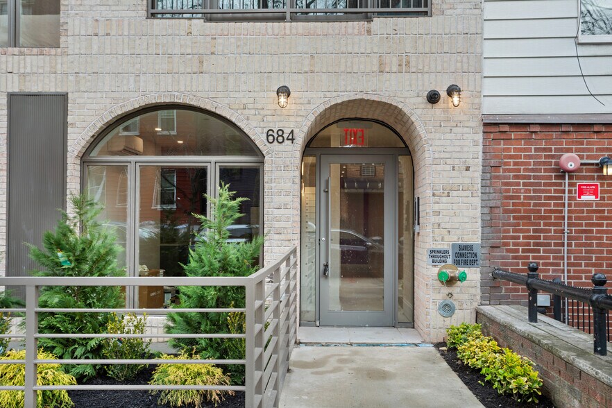 684 Leonard St, Brooklyn, NY à vendre - Photo de l’immeuble – Image 2 sur 14
