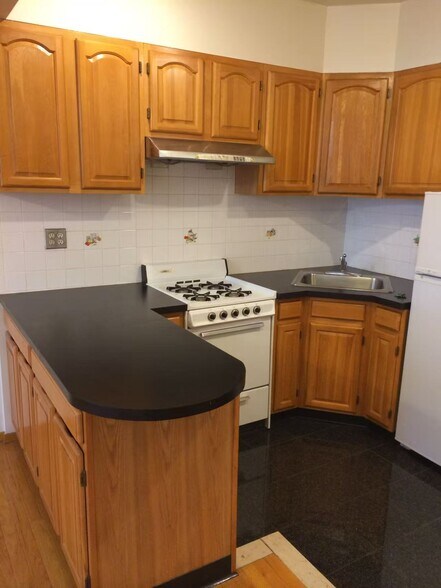1164 1st Ave, New York, NY à vendre - Photo de l’immeuble – Image 3 sur 14