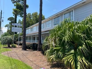 218 Green Acres Rd, Fort Walton Beach, FL à louer Photo de l’immeuble– Image 1 sur 10