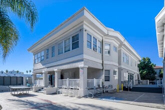 1551-1555 Cassil Pl, Los Angeles, CA à louer Photo intérieure– Image 1 sur 2