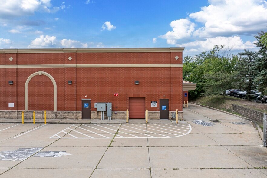 1121 Bower Hill Rd, Pittsburgh, PA à vendre - Photo de l’immeuble – Image 2 sur 5