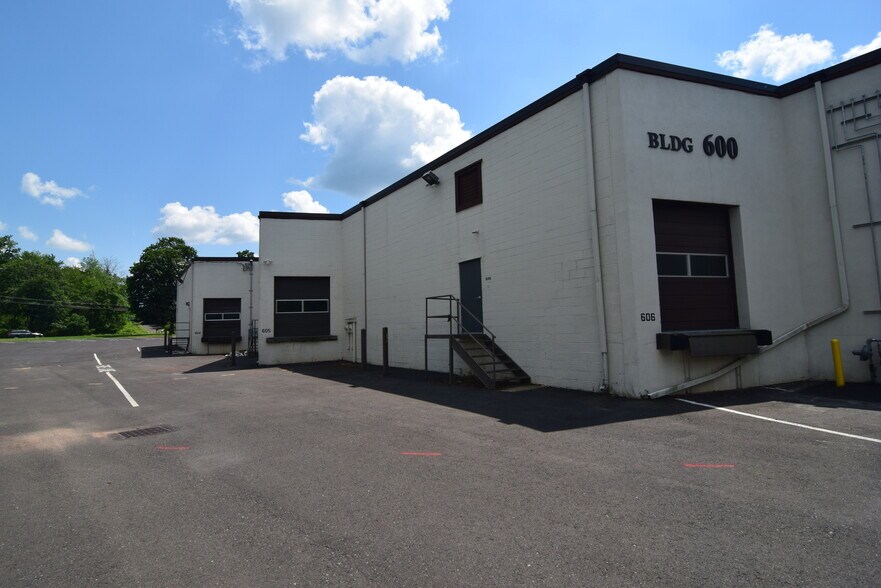 600 Airport Blvd, Doylestown, PA à louer - Photo de l’immeuble – Image 2 sur 7