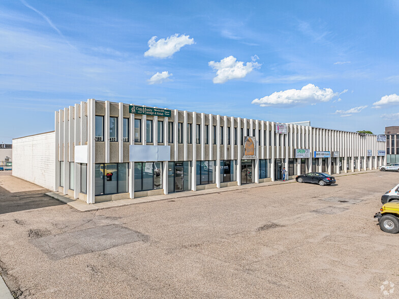8708-8722 51 Av NW, Edmonton, AB à vendre - Photo principale – Image 1 sur 11