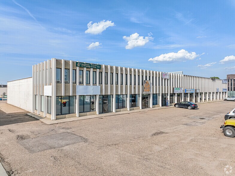 8708-8722 51 Av NW, Edmonton, AB à louer - Photo principale – Image 2 sur 6