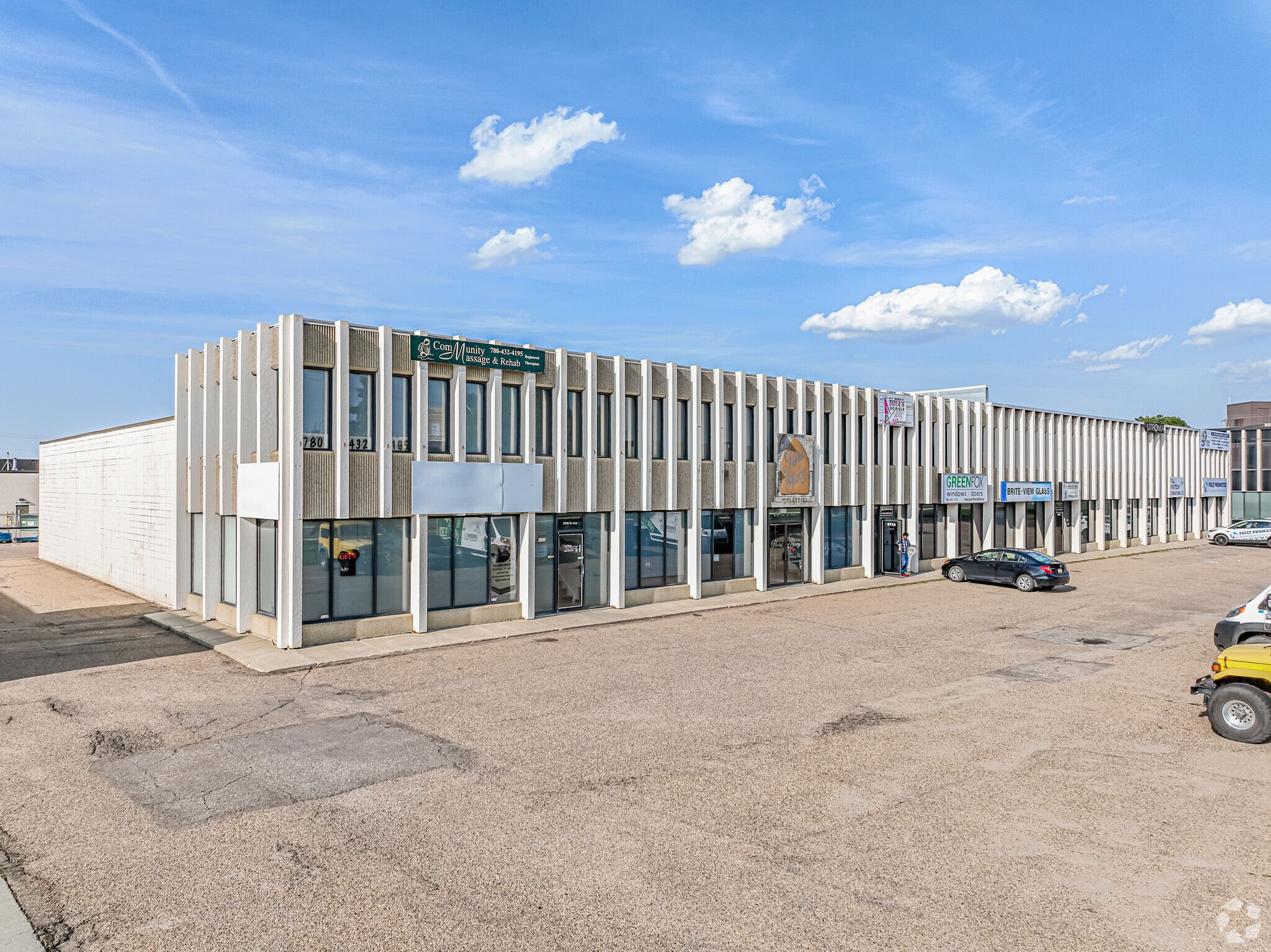 8708-8722 51 Av NW, Edmonton, AB à vendre Photo principale– Image 1 sur 12