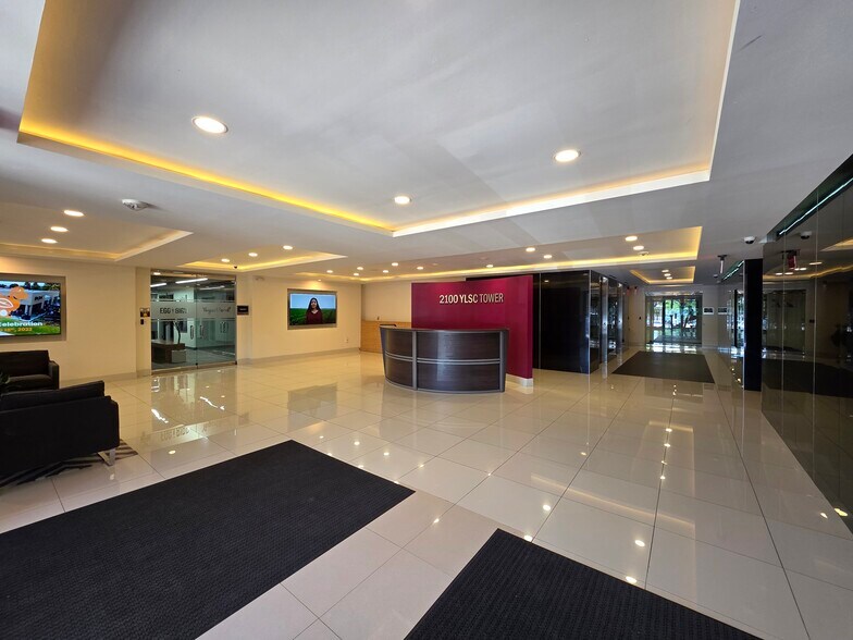 2100 Valley View Ln, Farmers Branch, TX à louer - Photo de l’immeuble – Image 3 sur 27