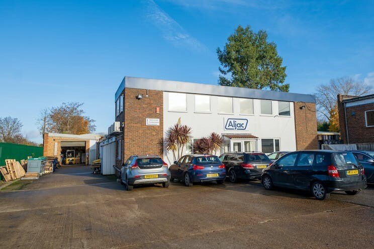 Station Approach, Shepperton à louer Photo principale– Image 1 sur 4