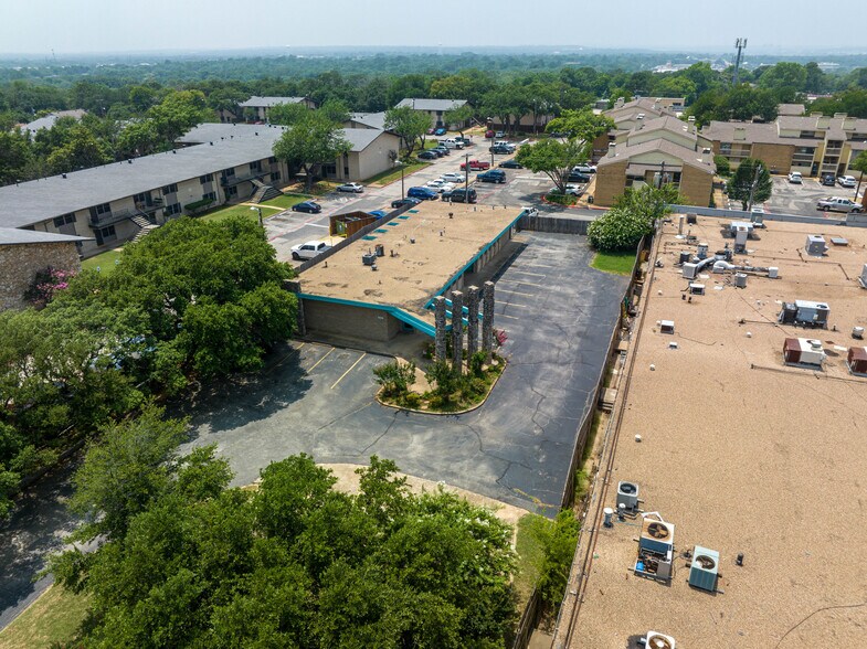 1550 Jones Dr, Arlington, TX à vendre - Photo de l’immeuble – Image 2 sur 11