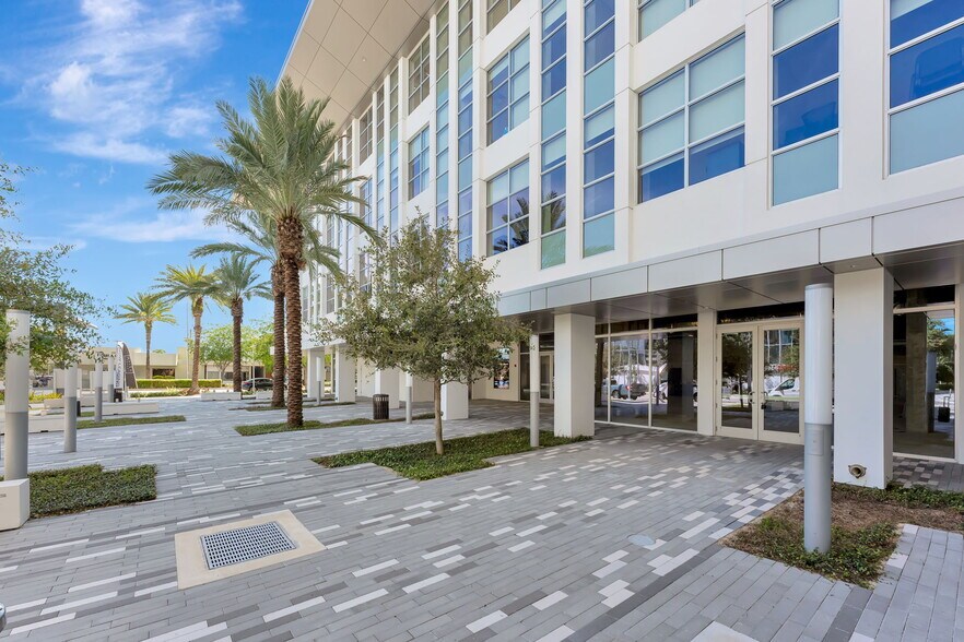 2335 E Atlantic Blvd, Pompano Beach, FL à louer - Photo de l’immeuble – Image 3 sur 13