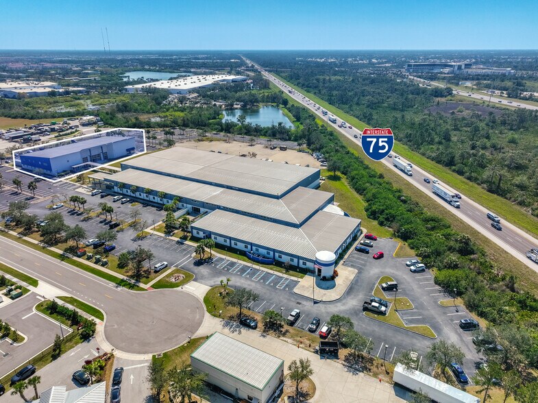 195 Triple Diamond Blvd, North Venice, FL à louer - Photo de l’immeuble – Image 3 sur 12