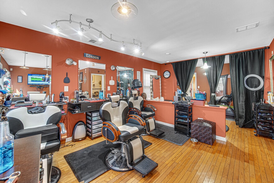 5728 W Higgins Ave, Chicago, IL à vendre - Photo intérieure – Image 2 sur 12