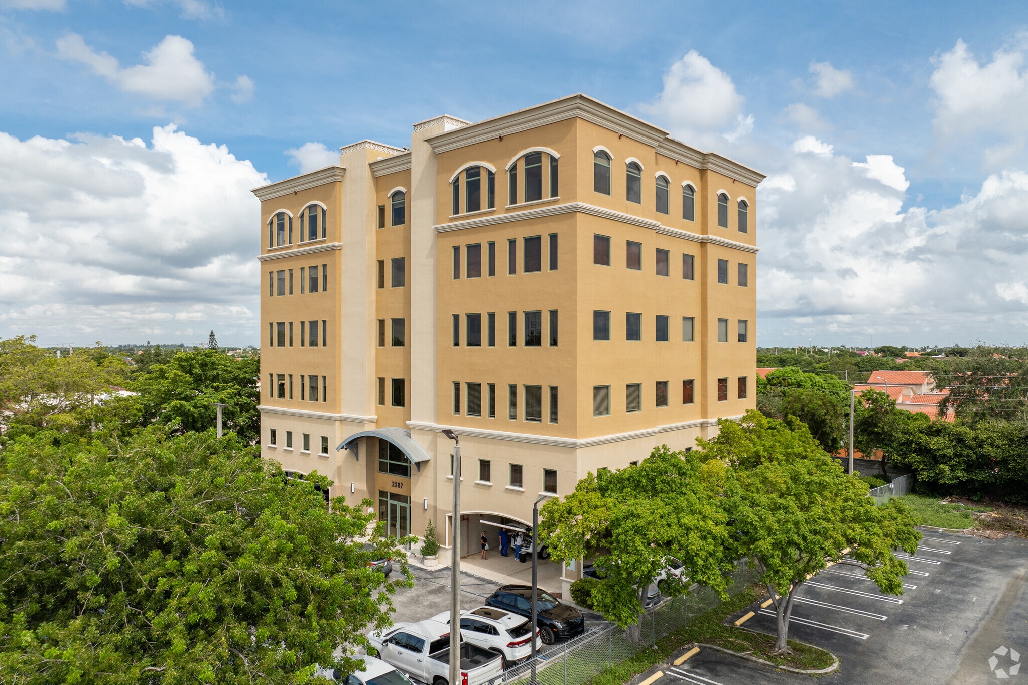 2387 W 68th St, Hialeah, FL à louer Photo de l’immeuble– Image 1 sur 20