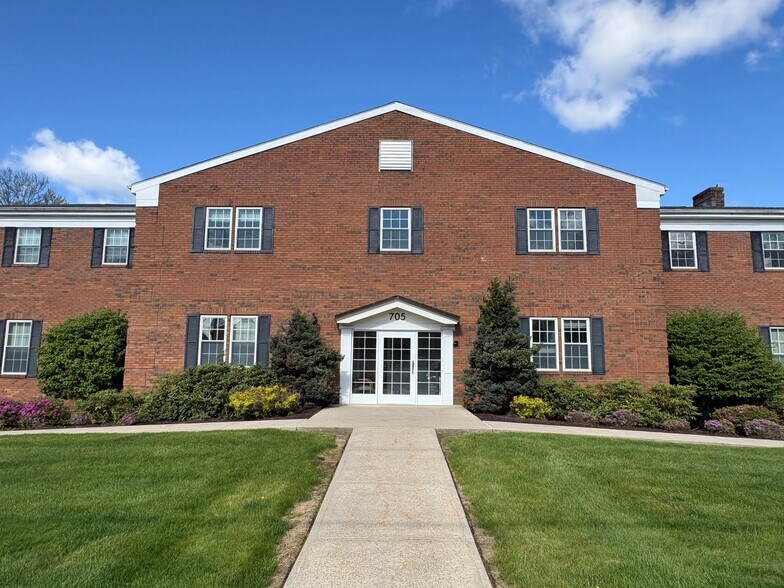 705 Bloomfield Ave, Bloomfield, CT à vendre - Photo de l’immeuble – Image 3 sur 14