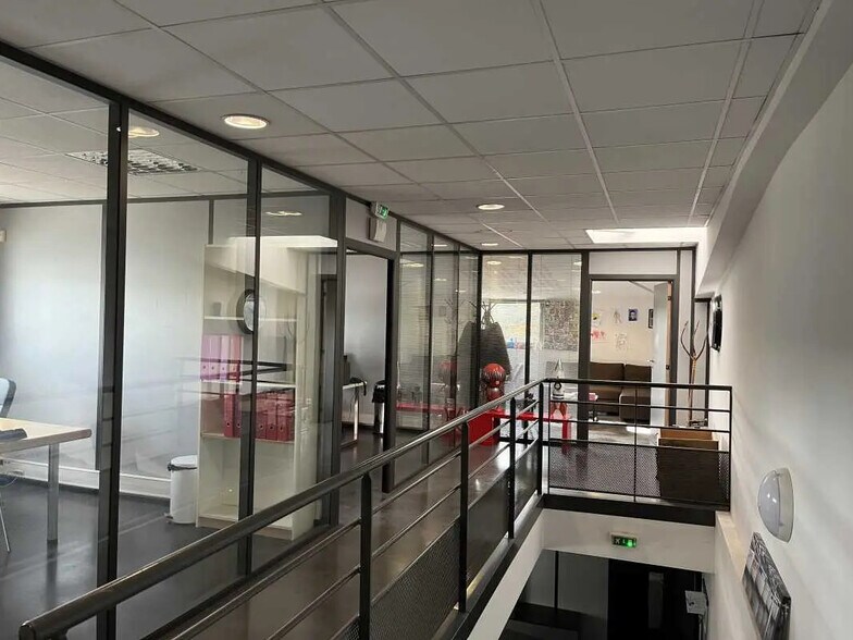 Local d’activités dans Septèmes-les-Vallons à louer - Photo de l’immeuble – Image 3 sur 34